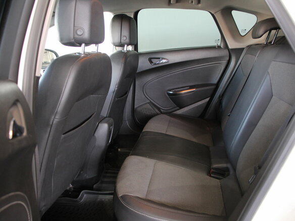 2011 Opel Astra J, белый - вид 10