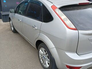 2010 Ford Focus II Рестайлинг, серебристый, 460000 рублей, вид 5