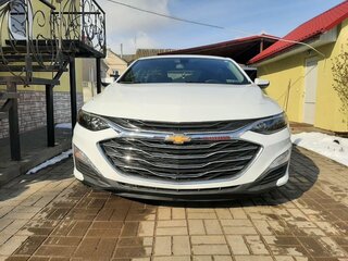 2020 Chevrolet Malibu IX Рестайлинг, белый, 900000 рублей, вид 3