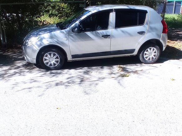 2013 Renault Sandero I, серебристый, 615000 рублей - вид 3