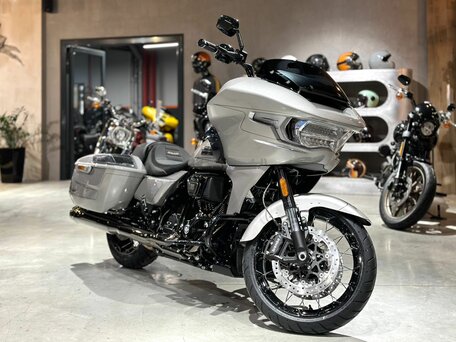2023 Harley-Davidson CVO Road Glide, серебристый, 4900000 рублей, вид 2