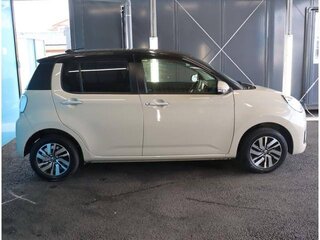 2017 Toyota Passo III, белый, 740000 рублей, вид 3
