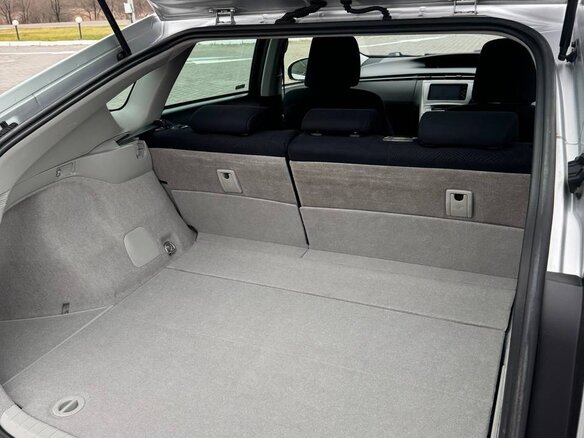 2012 Toyota Prius III Рестайлинг (XW30), серебристый, 1250000 рублей - вид 23