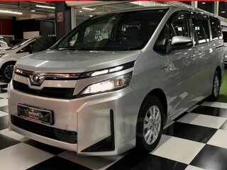 2018 Toyota Voxy III (R80) Рестайлинг, серебристый, 2500000 рублей, вид 1