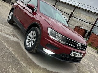 2017 Volkswagen Tiguan II, пурпурный, 2150000 рублей, вид 2