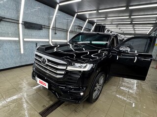 2022 Toyota Land Cruiser 300 Series, чёрный, 28000000 рублей, вид 3