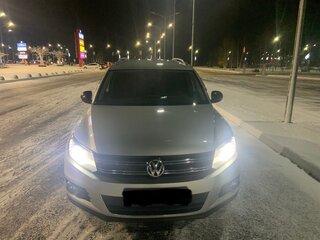 2013 Volkswagen Tiguan I Рестайлинг, серебристый, 1850000 рублей, вид 2