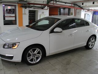 2014 Volvo S60 II Рестайлинг, белый, 1800000 рублей, вид 3