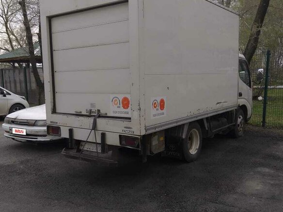 2001 Toyota Dyna, белый, 1000000 рублей - вид 2