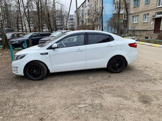 2014 Kia Rio 6-speed III, белый, 1050000 рублей, вид 4