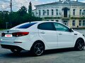 2016 Kia Rio III Рестайлинг, белый, 1000000 рублей - вид 3