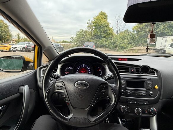 2016 Kia Ceed II Рестайлинг, жёлтый, 800000 рублей - вид 11