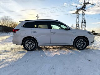 2018 Mitsubishi Outlander PHEV III Рестайлинг 3, белый, 3520000 рублей, вид 3