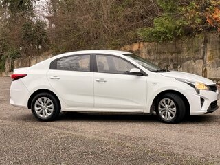 2020 Kia Rio IV Рестайлинг, белый, 980000 рублей, вид 4