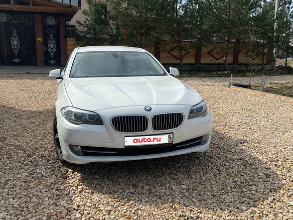 2013 BMW 5 серии 520i VI (F10/F11/F07), белый, 2000000 рублей - вид 2