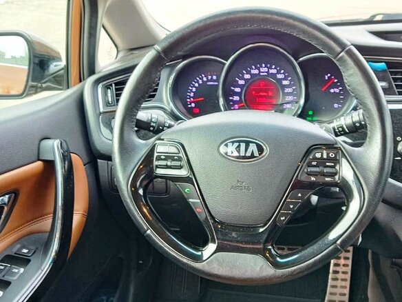 2016 Kia Ceed II Рестайлинг, коричневый, 1650000 рублей - вид 9