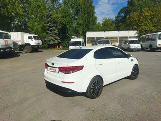 2015 Kia Rio III Рестайлинг, белый, 980000 рублей, вид 3
