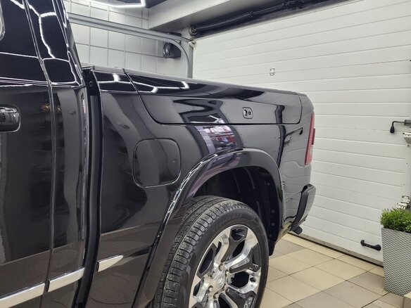 2023 Ram 1500 Crew Cab eTorque V, чёрный, 11100000 рублей - вид 7