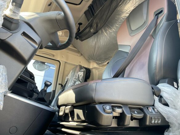 2023 IVECO-Hongyan 4x2, серебристый - вид 6