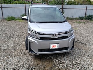 2018 Toyota Voxy III (R80) Рестайлинг, серебристый, 2150000 рублей, вид 1