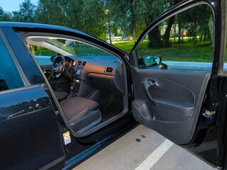 2018 Volkswagen Polo V Рестайлинг, чёрный, 1395000 рублей, вид 5