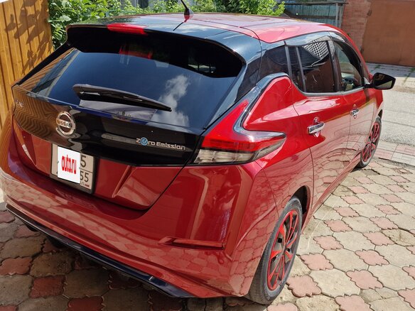 2018 Nissan Leaf II (ZE1), красный, 1850000 рублей - вид 9