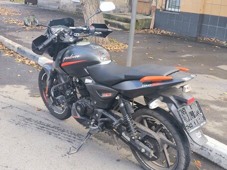 2021 Bajaj Pulsar 180, чёрный, 110000 рублей, вид 1