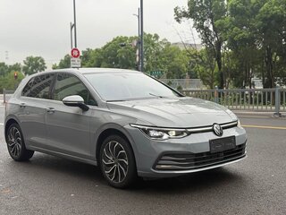 2021 Volkswagen Golf VIII, серебристый, 1598000 рублей, вид 3