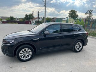 2018 Volkswagen Touareg III, чёрный, 5000000 рублей, вид 4