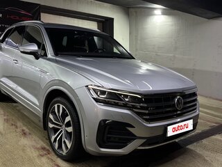 2019 Volkswagen Touareg III, серебристый, 5850000 рублей, вид 1