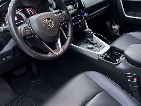 2020 Toyota RAV4 V (XA50), белый, 3800000 рублей - вид 2