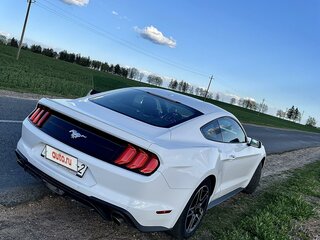 2019 Ford Mustang VI Рестайлинг, белый, 2300000 рублей, вид 3