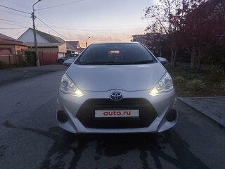 2015 Toyota Aqua I Рестайлинг, серебристый, 1030000 рублей, вид 1