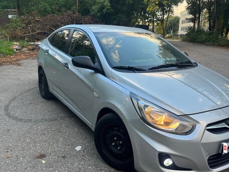 2011 Hyundai Solaris I, серебристый, 730000 рублей, вид 3