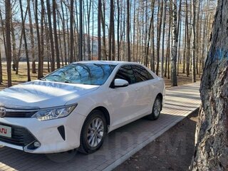 2017 Toyota Camry VII (XV50) Рестайлинг 2, белый, 2500000 рублей, вид 1