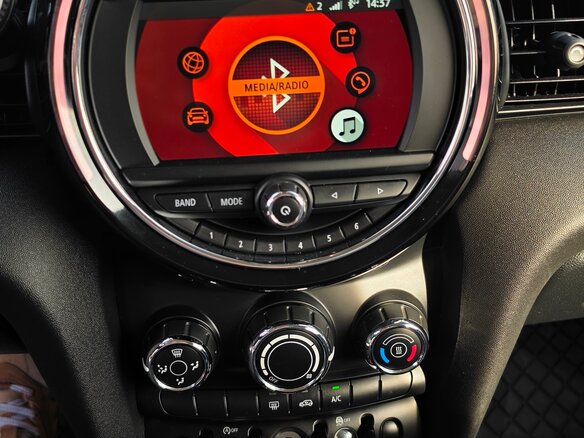 2020 Mini Hatch Cooper III (F55/F56) Рестайлинг, чёрный - вид 16