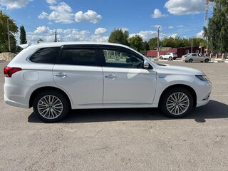 2018 Mitsubishi Outlander PHEV III Рестайлинг 3, белый, 2800000 рублей, вид 5
