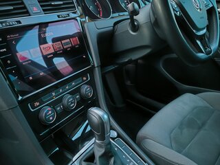 2017 Volkswagen Golf VII Рестайлинг, синий, 1550000 рублей, вид 3