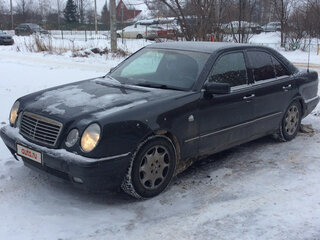 1995 Mercedes-Benz E-Класс 320 II (W210, S210), чёрный, 199000 рублей, вид 1