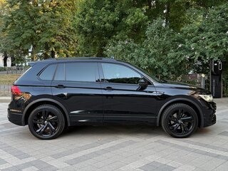 2021 Volkswagen Tiguan II Рестайлинг, чёрный, 3950000 рублей, вид 4