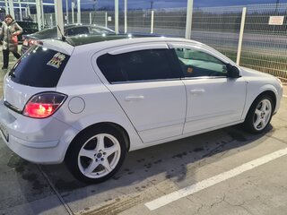 2011 Opel Astra H Рестайлинг, белый, 700000 рублей, вид 4