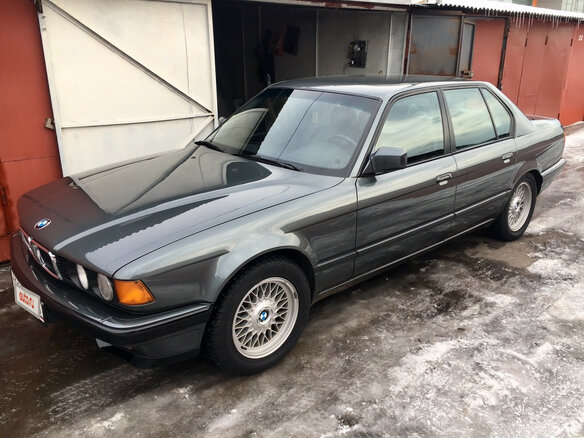 1990 BMW 7 серии 750i II (E32), серый - вид 2