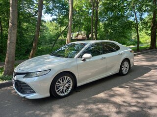 2019 Toyota Camry VIII (XV70), белый, 3300000 рублей, вид 1