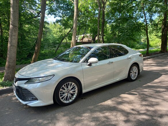 2019 Toyota Camry VIII (XV70), белый, 3300000 рублей