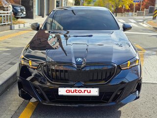 2025 BMW 5 серии 530e xDrive VIII (G60/G61/G68), чёрный, 7730000 рублей, вид 3