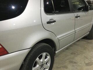 2001 Mercedes-Benz M-Класс 500 I (W163) Рестайлинг, серебристый, 920000 рублей, вид 3