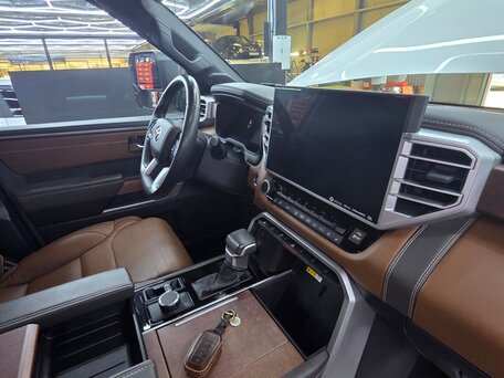 2022 Toyota Tundra Crew Max CrewMax III, белый, 8300000 рублей, вид 5
