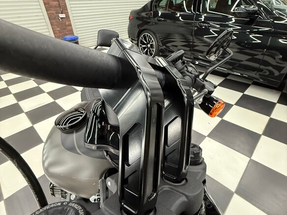2018 Harley-Davidson Fat Bob, серый, 1790000 рублей - вид 17