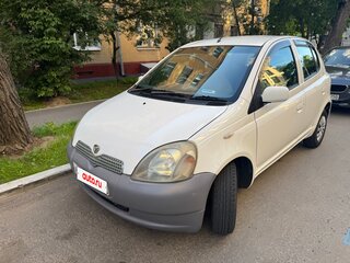 2001 Toyota Vitz I (P10), белый, 400000 рублей, вид 1