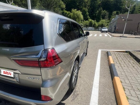 2017 Lexus LX 570 III Рестайлинг 2, серый, 8500000 рублей - вид 4